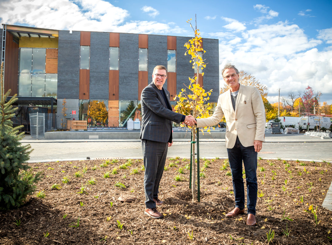 350e de Varennes et Verchères la Ville de SainteJulie plante des arbres pour souligner son